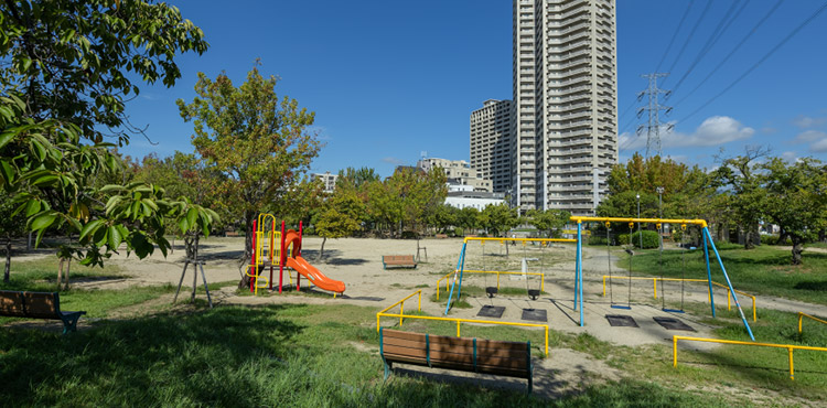 楠葉中央公園（徒歩7分／約540m）